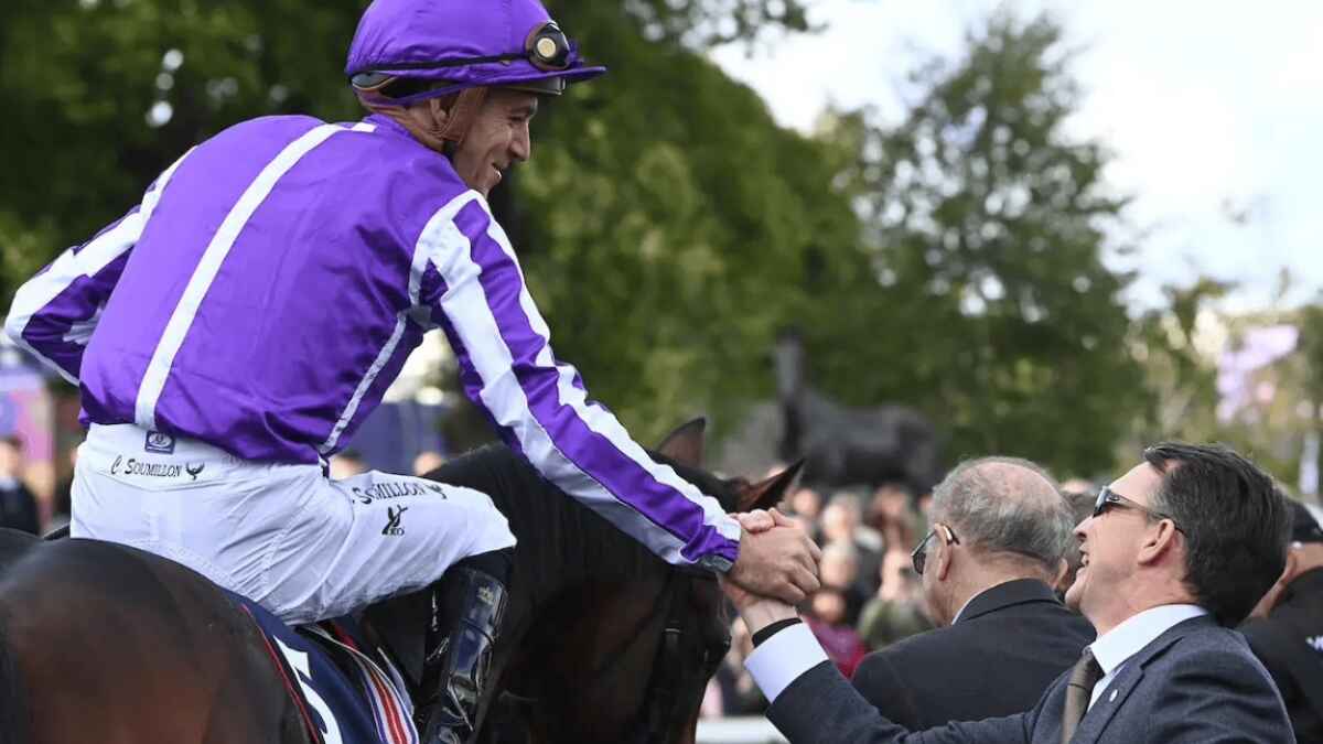 Aidan O'Brien greets Soumillon after the victory of Delacroix